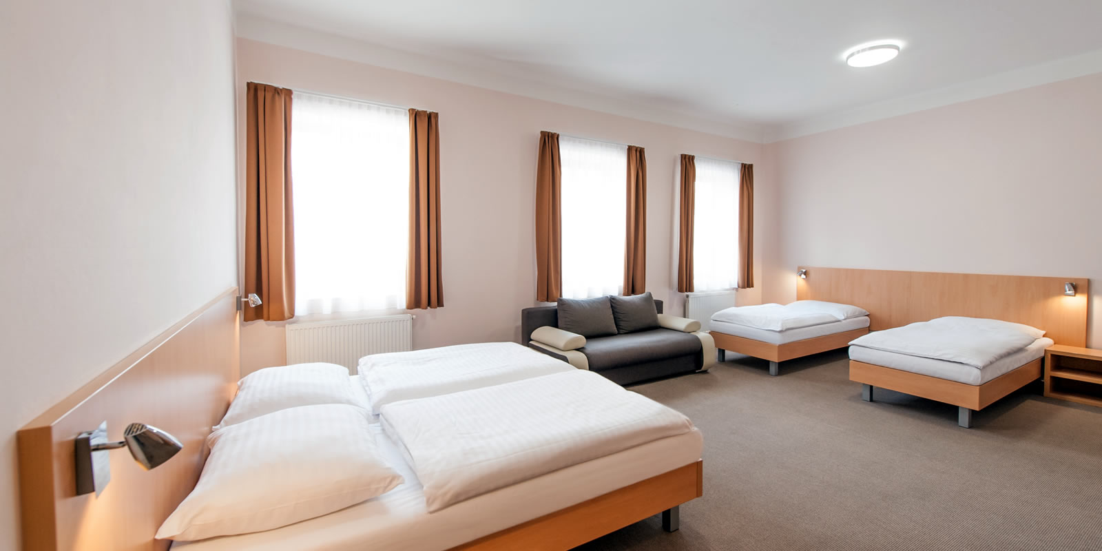 <span>32</span><strong> lůžek v samém<br/>srdci Českých<br/>Budějovic</strong>